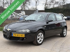 Alfa Romeo 147 - 1.6 T.Spark Distinctive AIRCO CRUISE MET.LAK