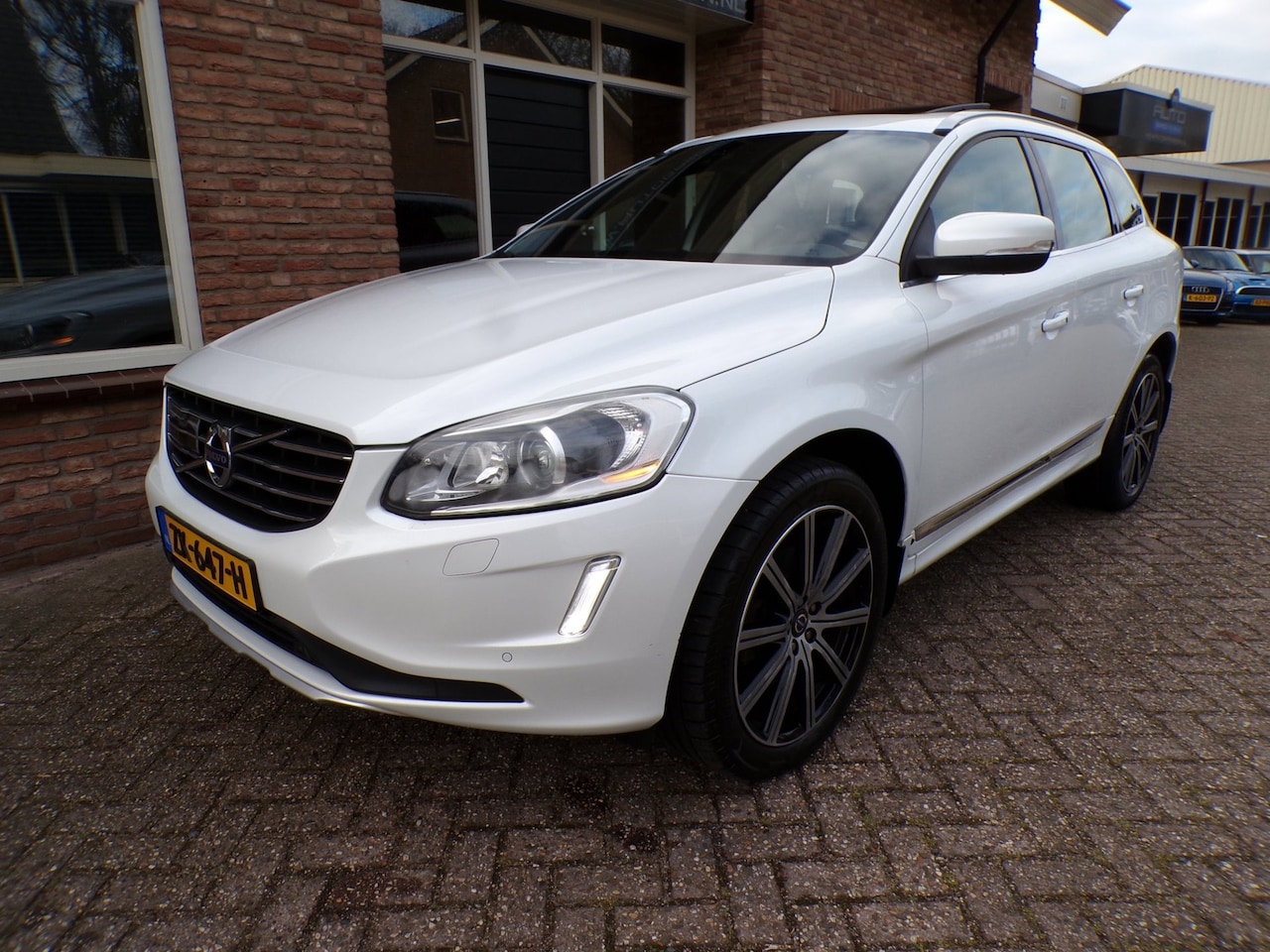 Volvo XC60 - 2.0 T6 FWD R-Design Automaat / Leder / Panoramadak / Navi - AutoWereld.nl