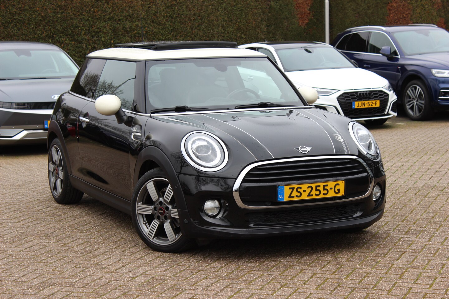 MINI Cooper - Mini 1.5 60 Years Edition / Panoramadak / Head-up / Leder / Harman Kardon / 17'' / Navigat - AutoWereld.nl