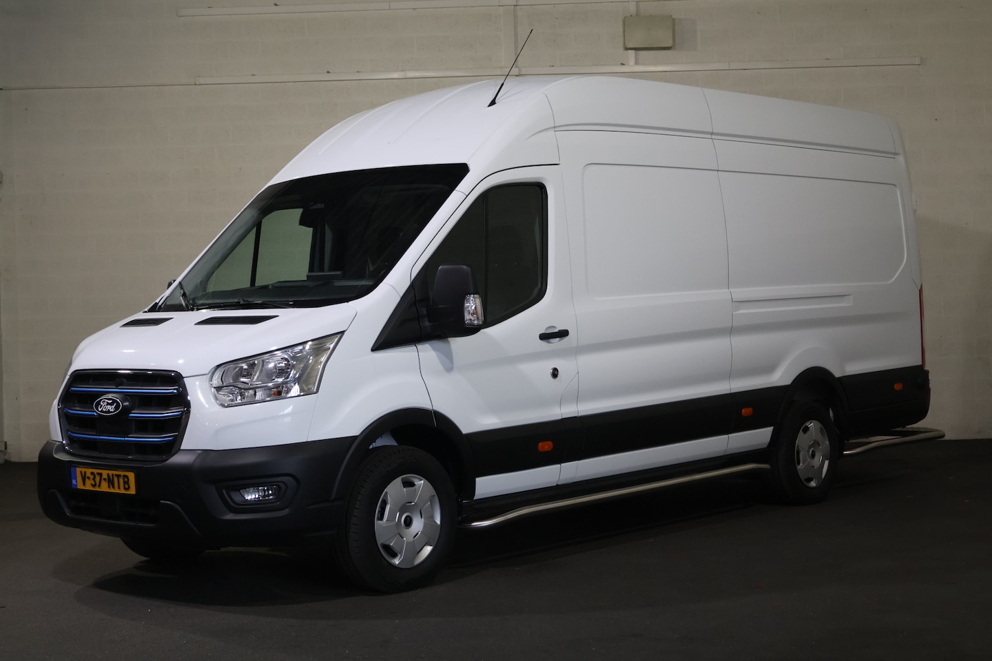 Ford E-Transit - 350 L4 H3 Trend 68 kWh Post NL Inrichting - AutoWereld.nl