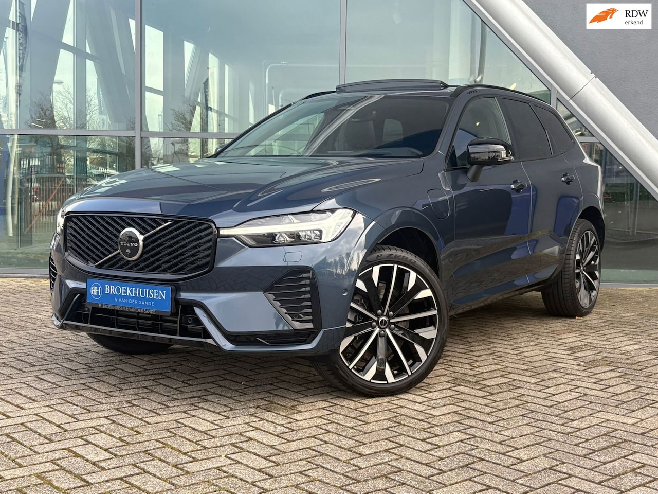 Volvo XC60 - 2.0 T8 Plug-in hybrid NW MODEL AWD Ultra Dark 455pk Luchtvering / Panoramadak / 21inc / HU - AutoWereld.nl