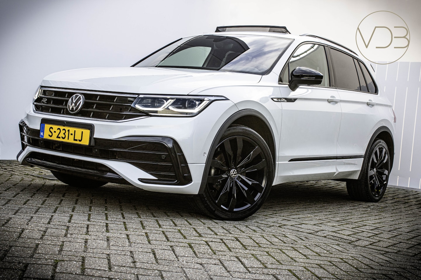 Volkswagen Tiguan - 1.5 TSI 150pk R-Line DSG Business PANO Origineel NL 1e Eigenaar - AutoWereld.nl