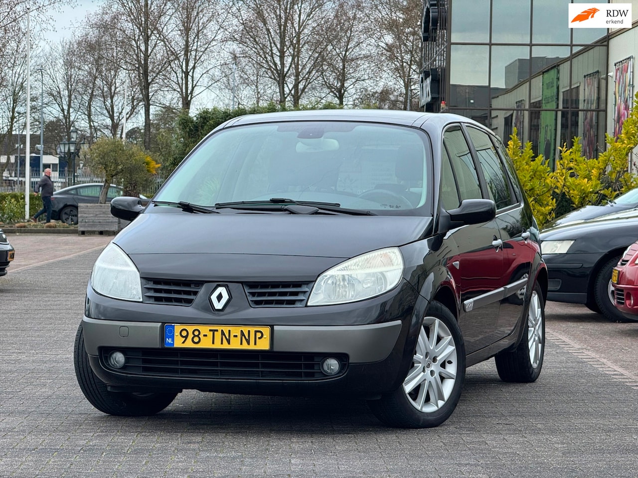 Renault Scénic - 2.0-16V Tech Line | Automaat | Panoramadak | Parkeersensoren | Airco | Cruise control | 2 - AutoWereld.nl