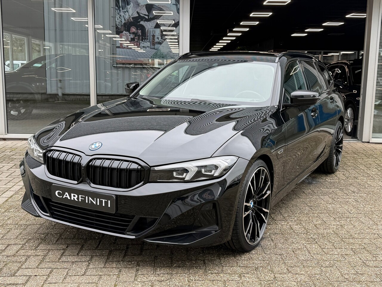 BMW 3-serie Touring - 320e FACELIFT / Navi / Cruise / Camera / Climate / Trekhaak / 20" Breedset. - AutoWereld.nl