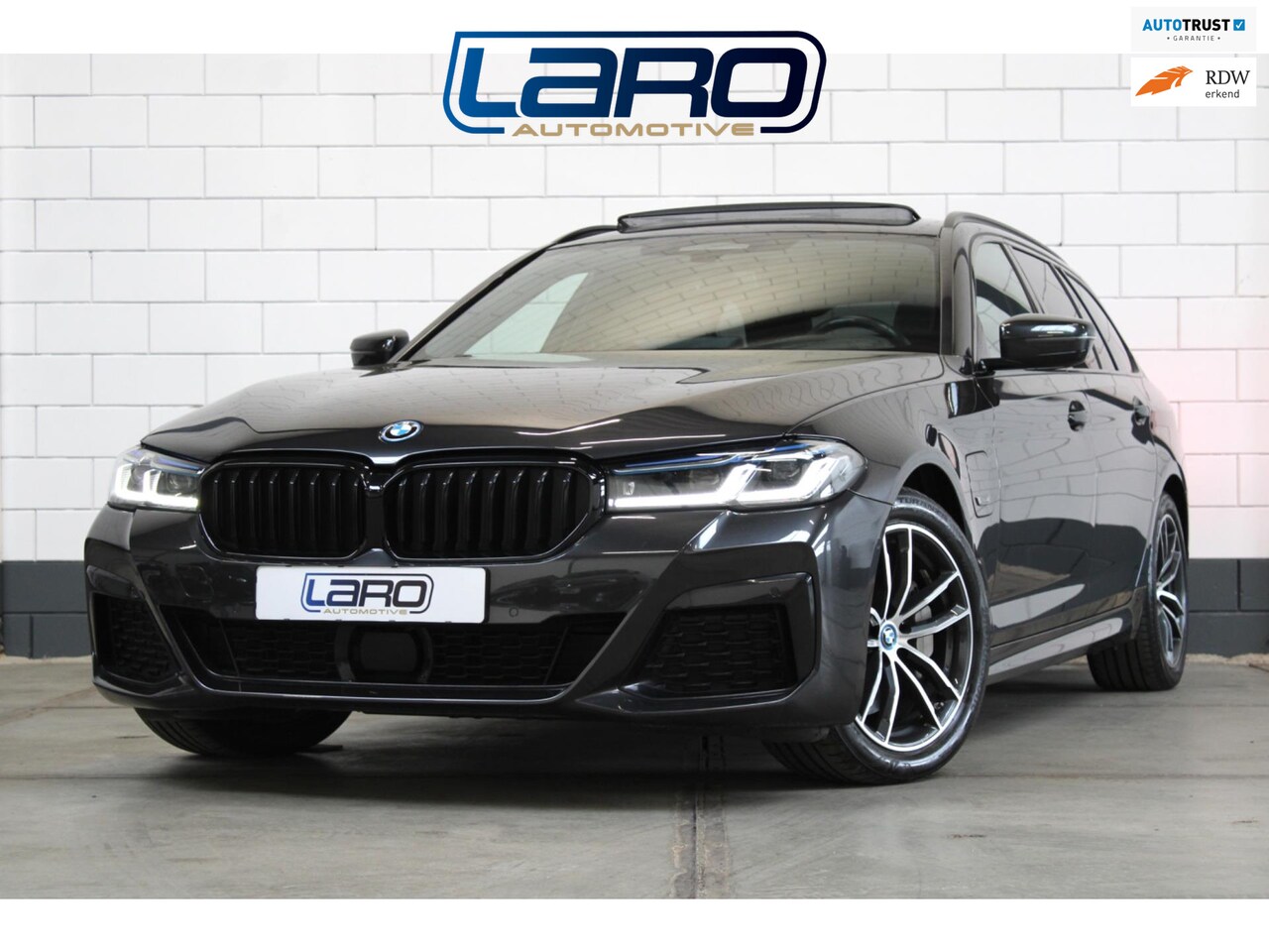 BMW 5-serie Touring - 530e xDrive M Sport | Pano Laser ACC Memory HuD Keyless HIFI DDC Camera BTW Fabrieksgarant - AutoWereld.nl