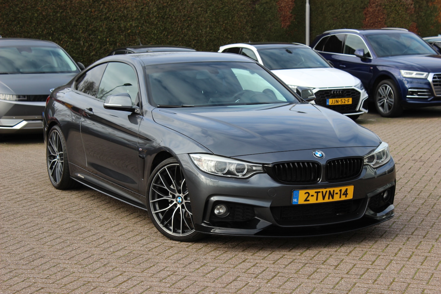 BMW 4-serie Coupé - 420i Executive / Alcantara / Spoiler / 19'' / Navigatie / Parkeerhulp achter / Sportstoele - AutoWereld.nl