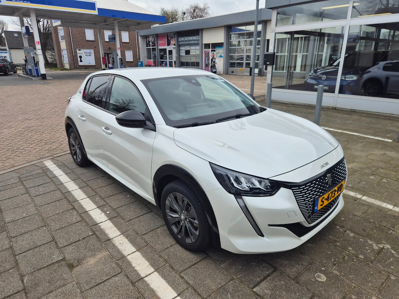 Peugeot e-208 - EV Allure Pack 50 kWh 3D cockpit | stoelverwarming | camera - AutoWereld.nl