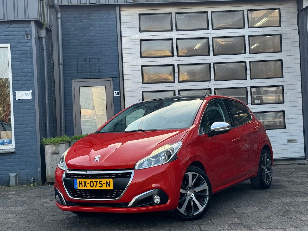 Peugeot 208 - 1.2 PureTech Première | Clima | Navi | Camera | Pano - AutoWereld.nl
