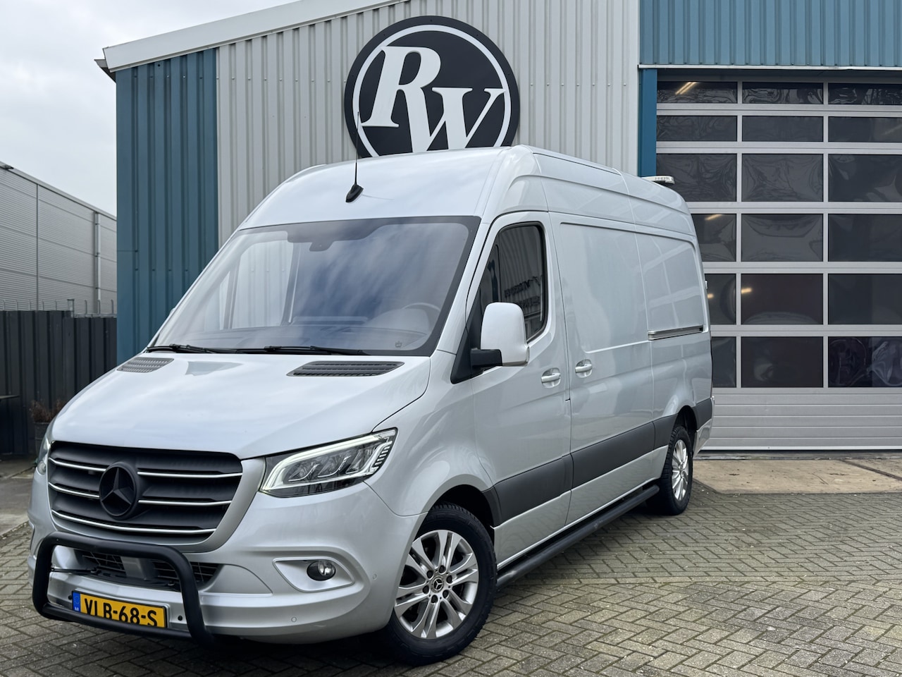 Mercedes-Benz Sprinter - 319 3.0 CDI L2H2 LED / D-schuifdeur / Navi / 6-Cilinder / Unieke inbouw / Camera / Carplay - AutoWereld.nl