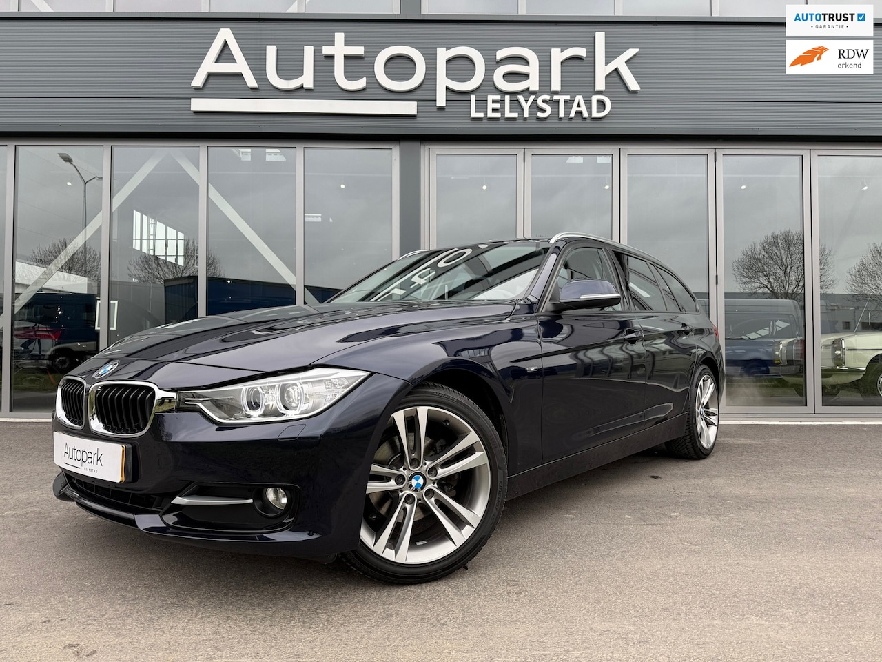 BMW 3-serie Touring - 316i Exe Sport Aut Leer Navi 18 inch - AutoWereld.nl
