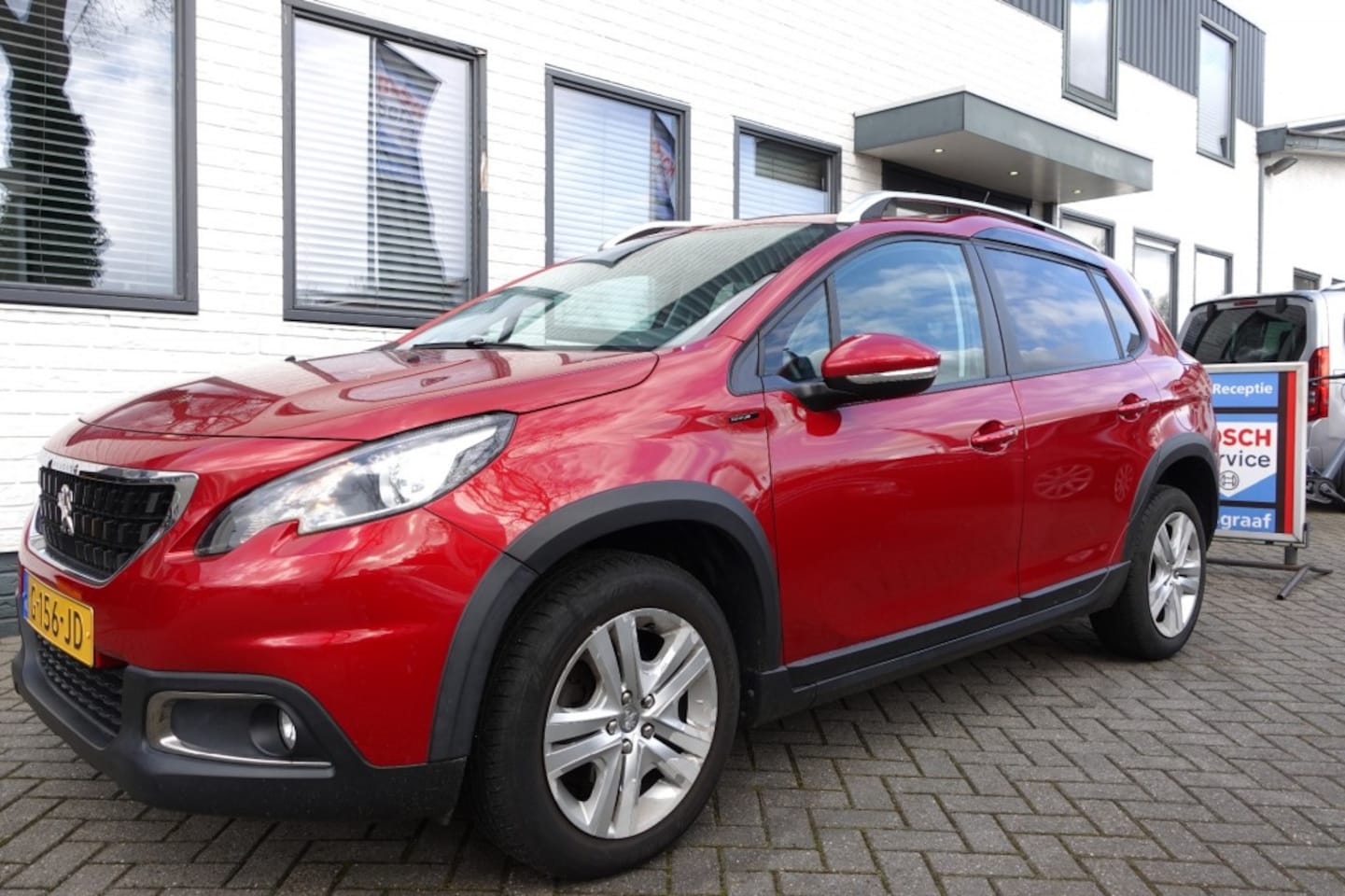 Peugeot 2008 - 1.2 PURET. SIGNATURE - AutoWereld.nl