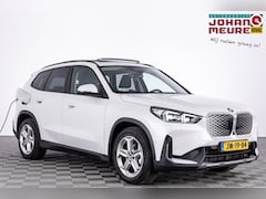 BMW iX1 - eDrive20 67 kWh *SOH 100%* PANORAMADAK | harman/kardon | LEDER | Head-Up *GOEDE VRIJDAG +