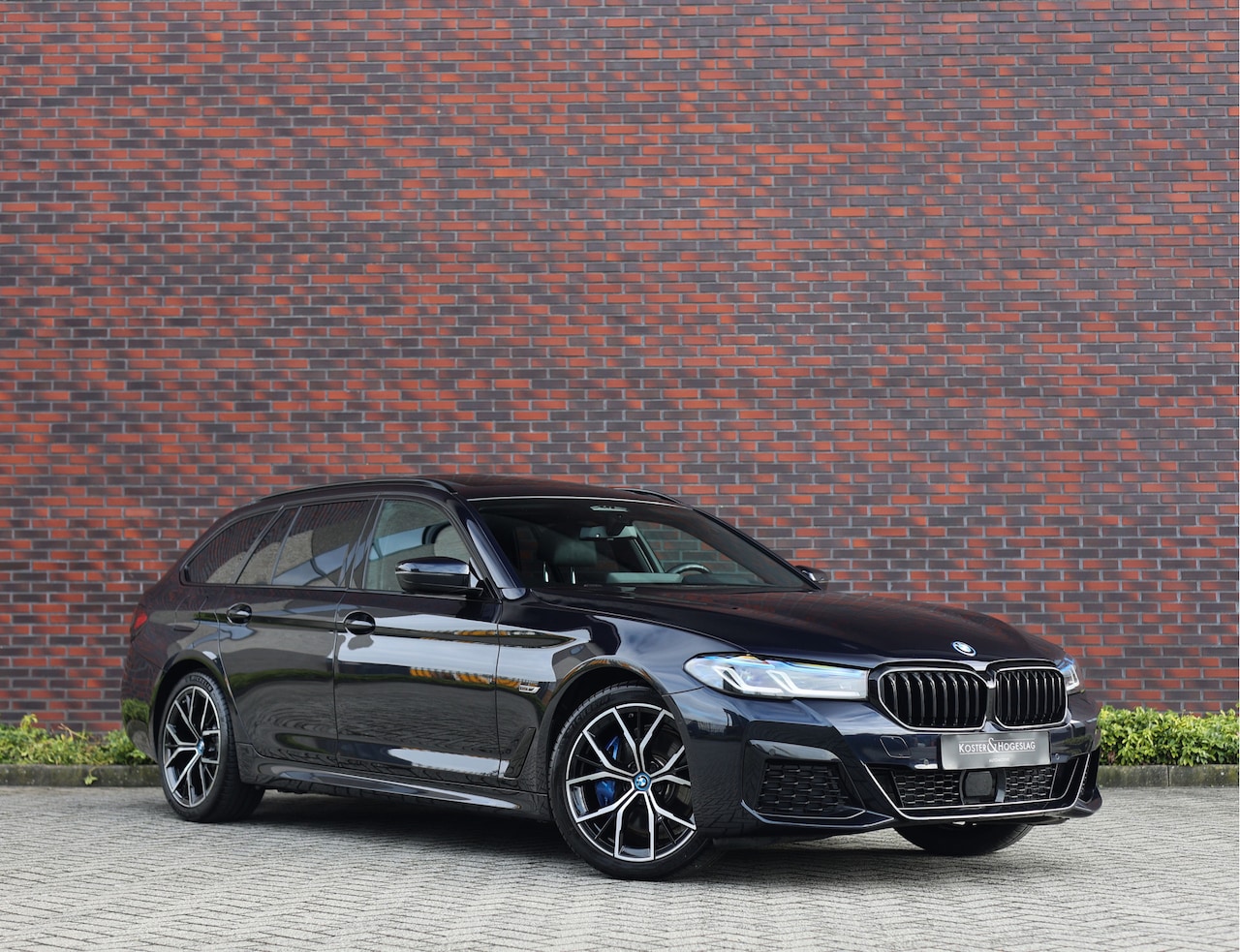 BMW 5-serie Touring - 530e xDrive | Pano - Trekhaak - HUD - AutoWereld.nl