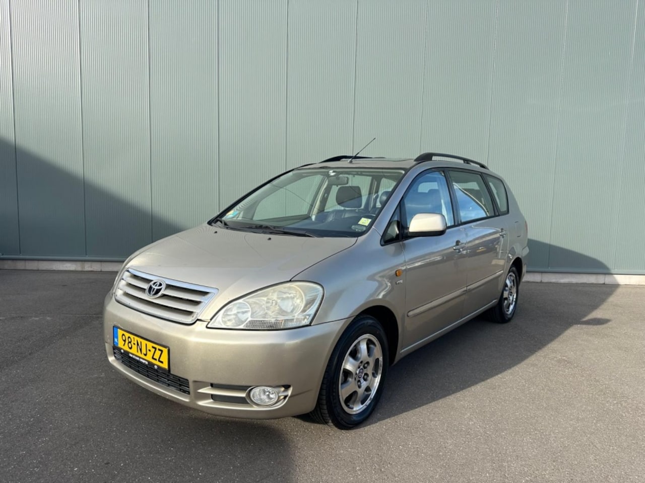 Toyota Avensis Verso - 2.0i Linea Sol 6p. LEDER | AIRCO | TREKHAAK ! - AutoWereld.nl