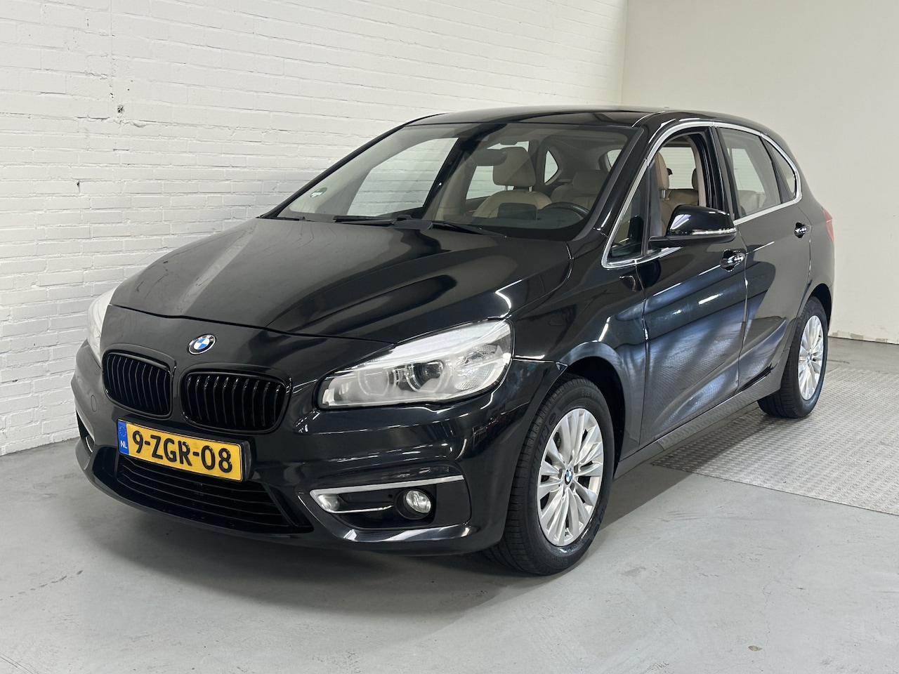 BMW 2-serie Active Tourer - 218i High Executive CLIMA / CRUISE / NAVI / LEER - AutoWereld.nl