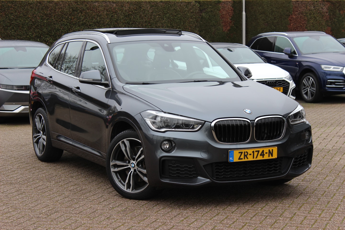 BMW X1 - sDrive20i High Executive Edition M Sport / Trekhaak / Panoramadak / Camera / Leder / Head- - AutoWereld.nl