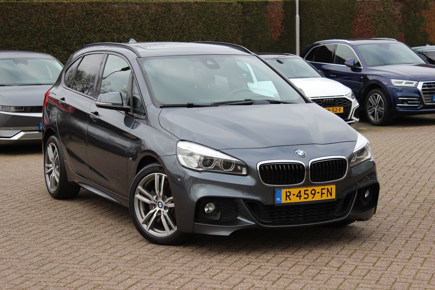 BMW 2-serie Active Tourer - 225i M Sport / Trekhaak / Panoramadak / Camera / Head-up / Harman Kardon / Keyless / 18'' - AutoWereld.nl