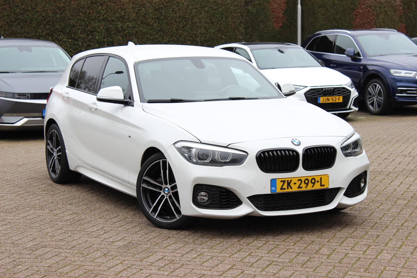 BMW 1-serie - 118i Edition M Sport Shadow High Exe. / Leder / Navigatie / Parkeerhulp achter / Keyless / - AutoWereld.nl