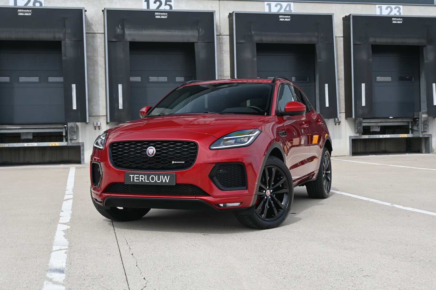 Jaguar E-Pace - 1.5 P300e AWD R-Dynamic SE - AutoWereld.nl