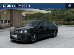 BMW iX - xDrive45 M Sport / Panoramadak Sky Lounge / Trekhaak / M Multifunctionele Stoelen / Parkin