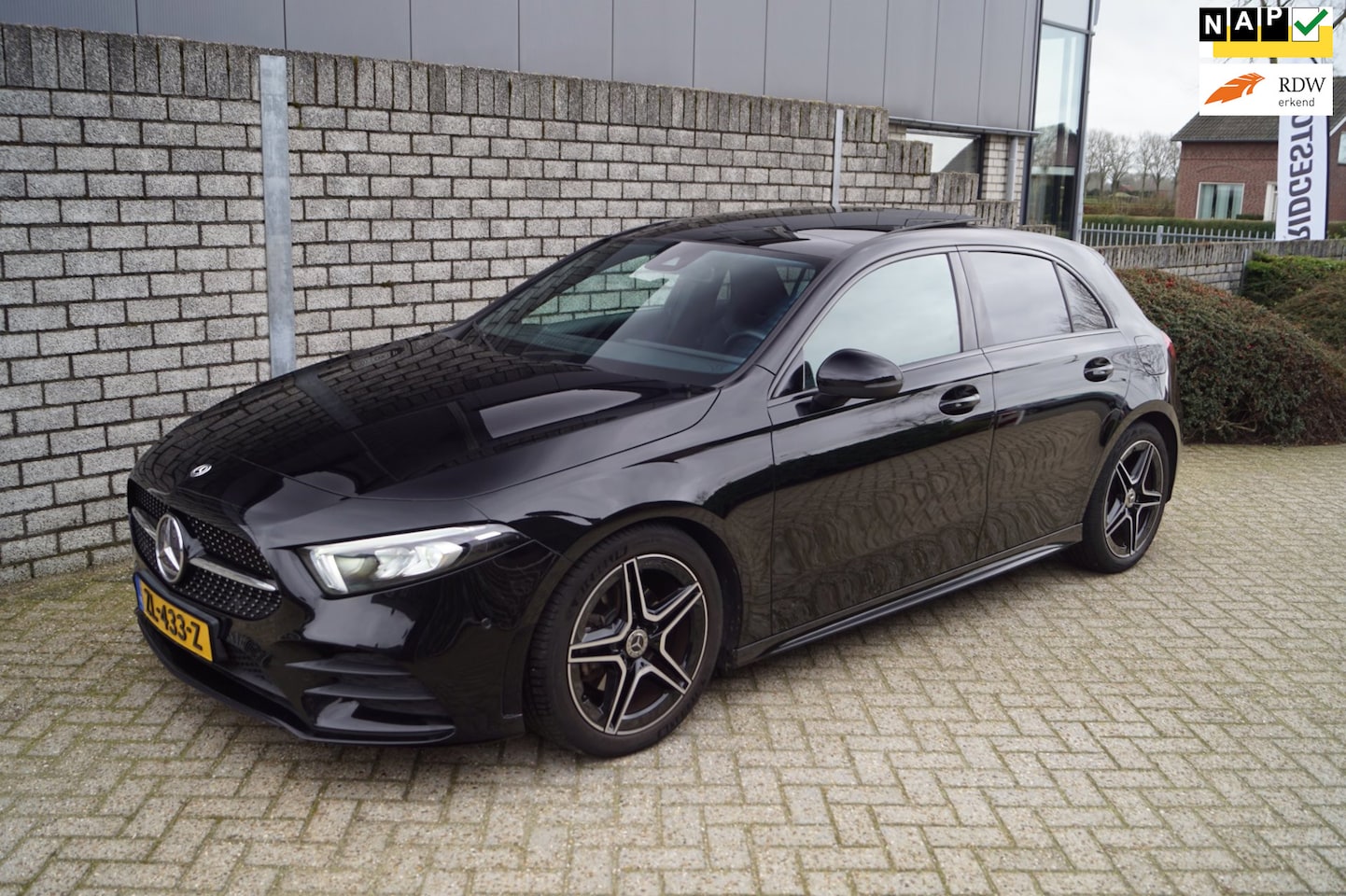 Mercedes-Benz A-klasse - 160 Business Solution AMG Pano Leder/Alcantara Sportst Stoelverw Navi Camera Clima 2x PDC - AutoWereld.nl