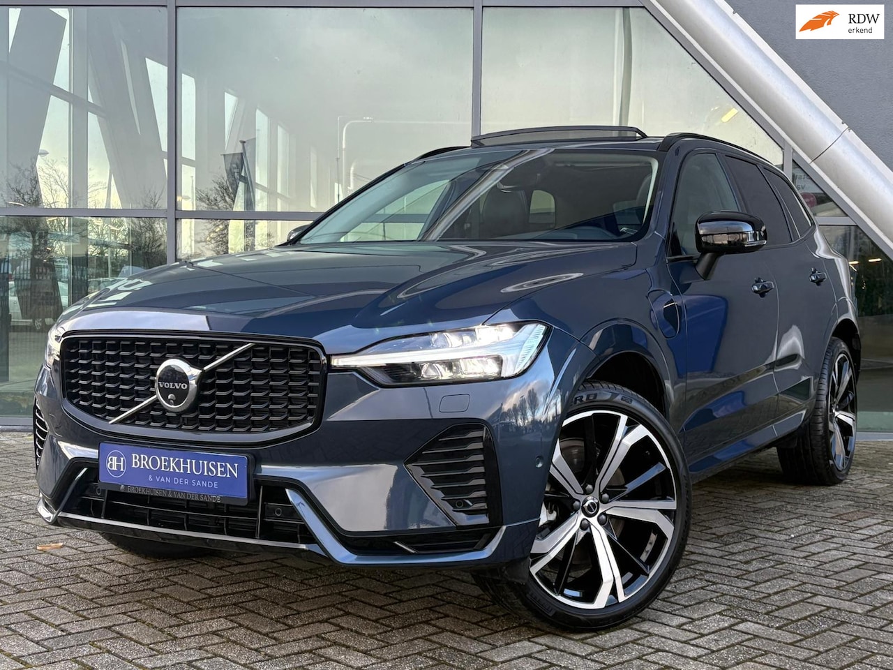 Volvo XC60 - 2.0 T8 Plug-in hybrid AWD Ultimate Dark 456pk Trekhaak / Stoelventilatie / Panoramadak - AutoWereld.nl