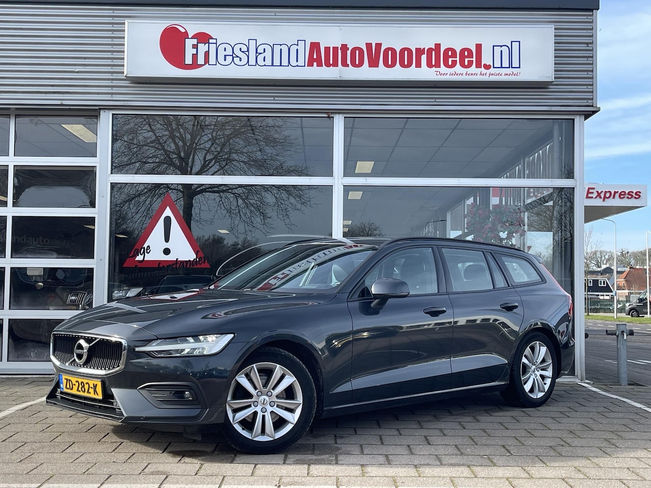 Volvo V60 - 2.0 D3 /Automaat/Cruise/Clima/Apple carplay/stoelverw/Trekhaak inklapbaar./Onderhoudshisto - AutoWereld.nl