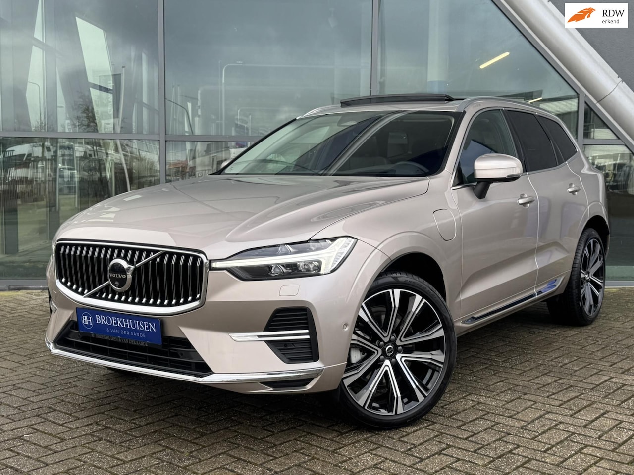 Volvo XC60 - 2.0 T6 Plug-in hybrid AWD Ultra Bright 398pk Luchtvering / Trekhaak / Head Up Display - AutoWereld.nl