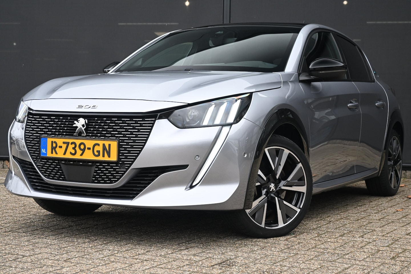 Peugeot e-208 - EV GT 350 50 kWh 3 Fase | Panoramadak | Stoelverwarming | Keyless-Entry | Navigatie | Sfee - AutoWereld.nl