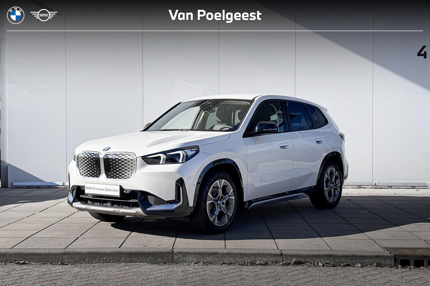 BMW iX1 - xDrive30 X-Line / Parking Assistant / Comfort Acces / Adaptieve LED koplampen / Getinte Ra - AutoWereld.nl
