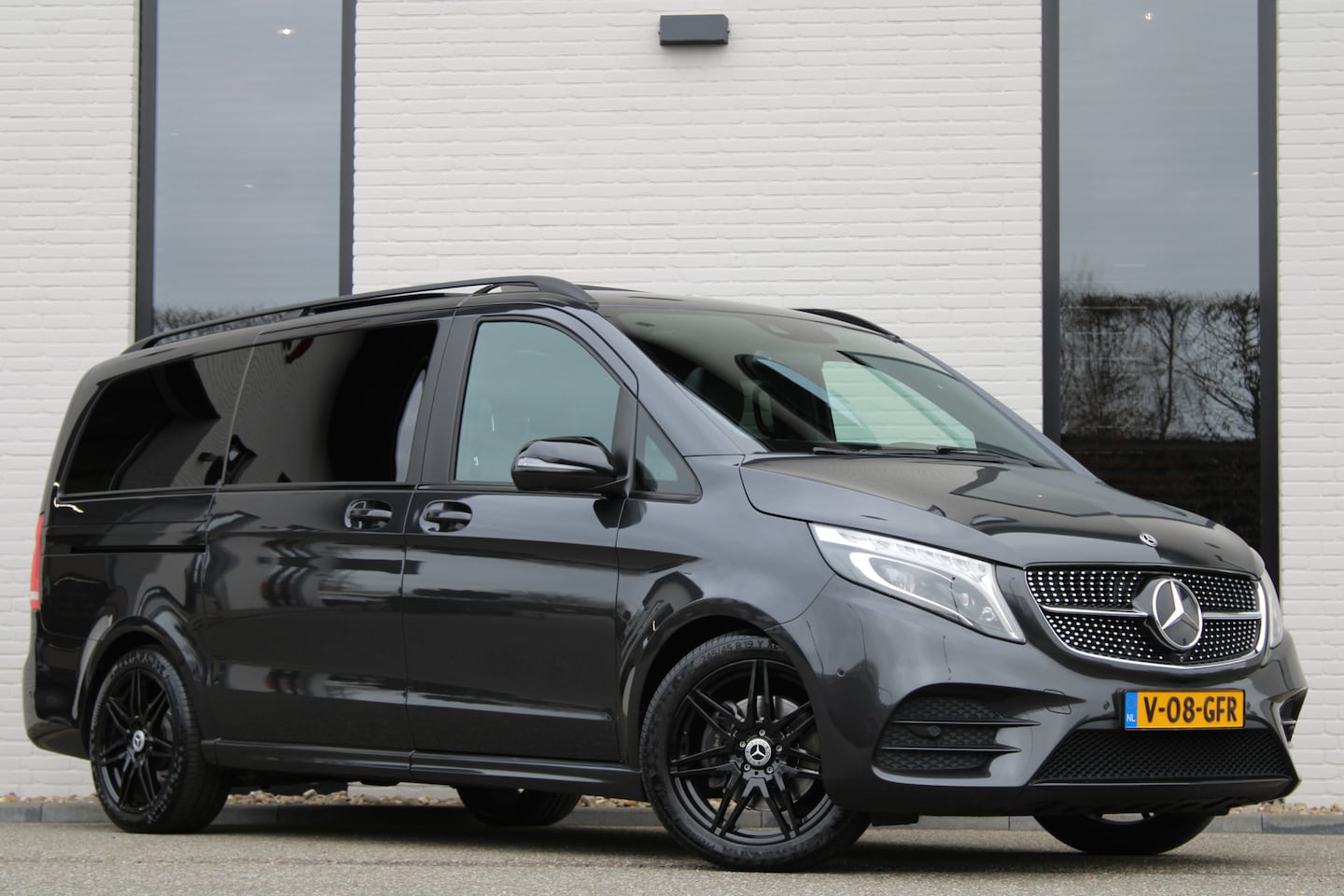 Mercedes-Benz V-klasse - 300d / Lang / AMG / DC / Panorama / 2x Schuifdeur / Apple Carplay / 360 Camera / Leer / Ne - AutoWereld.nl