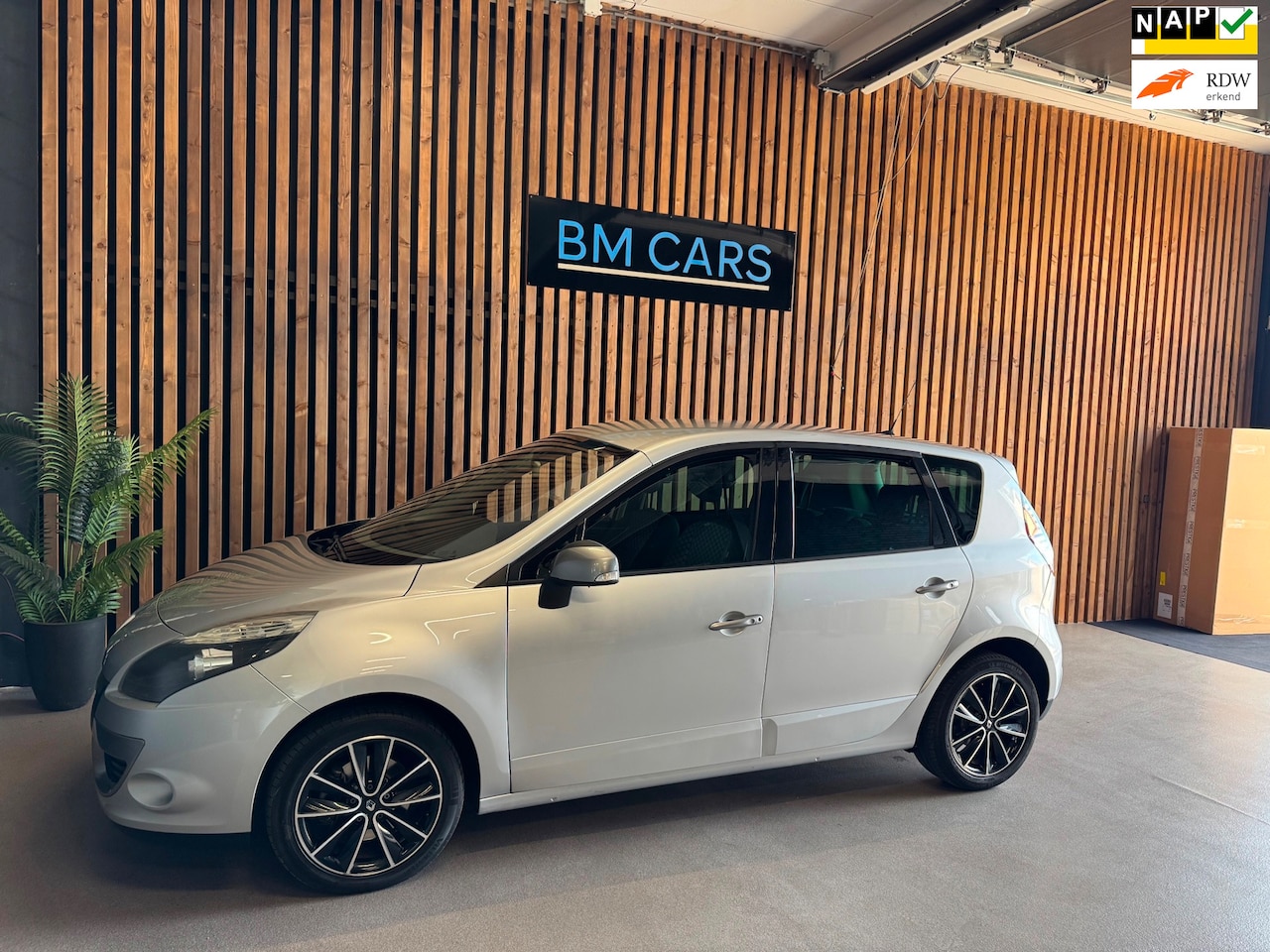 Renault Scénic - 1.6 Parisiènne Airco,Trekhaak,Navigatie - AutoWereld.nl