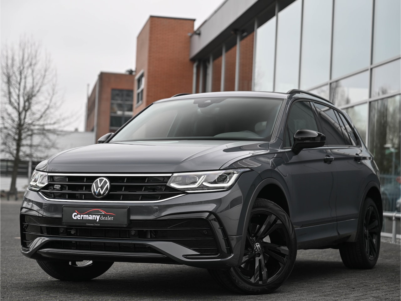 Volkswagen Tiguan - 1.4TSI 245pk eHybrid R-Line Business+ Dolphin Grey IQ-Light ACC Sfeerverlichting Tr.haak W - AutoWereld.nl