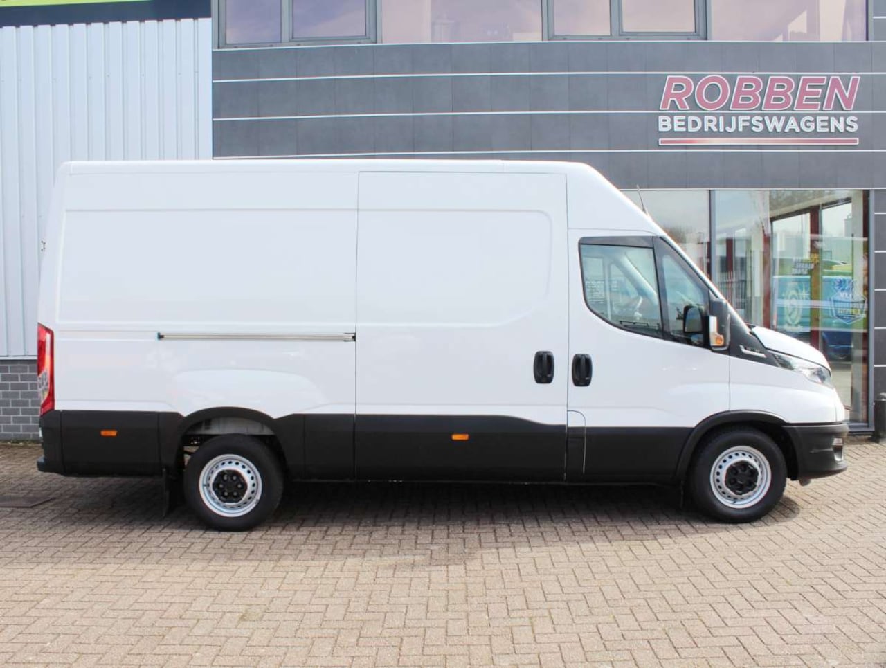 Iveco Daily - 35S16V HA8 2.3 352L H2 Aut. Airco/Trekhaak/PDC - AutoWereld.nl