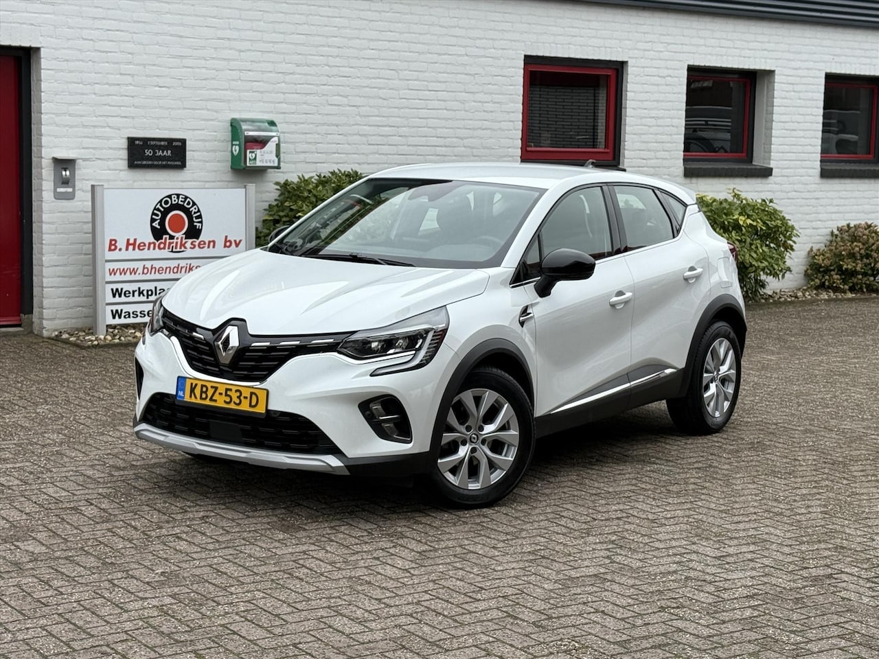 Renault Captur - E-Tech Plug-In Hybrid 160pk Intens/ SOH 100%/ Trekhaak/ Parelmoer wit/ Camera achter/ Led - AutoWereld.nl