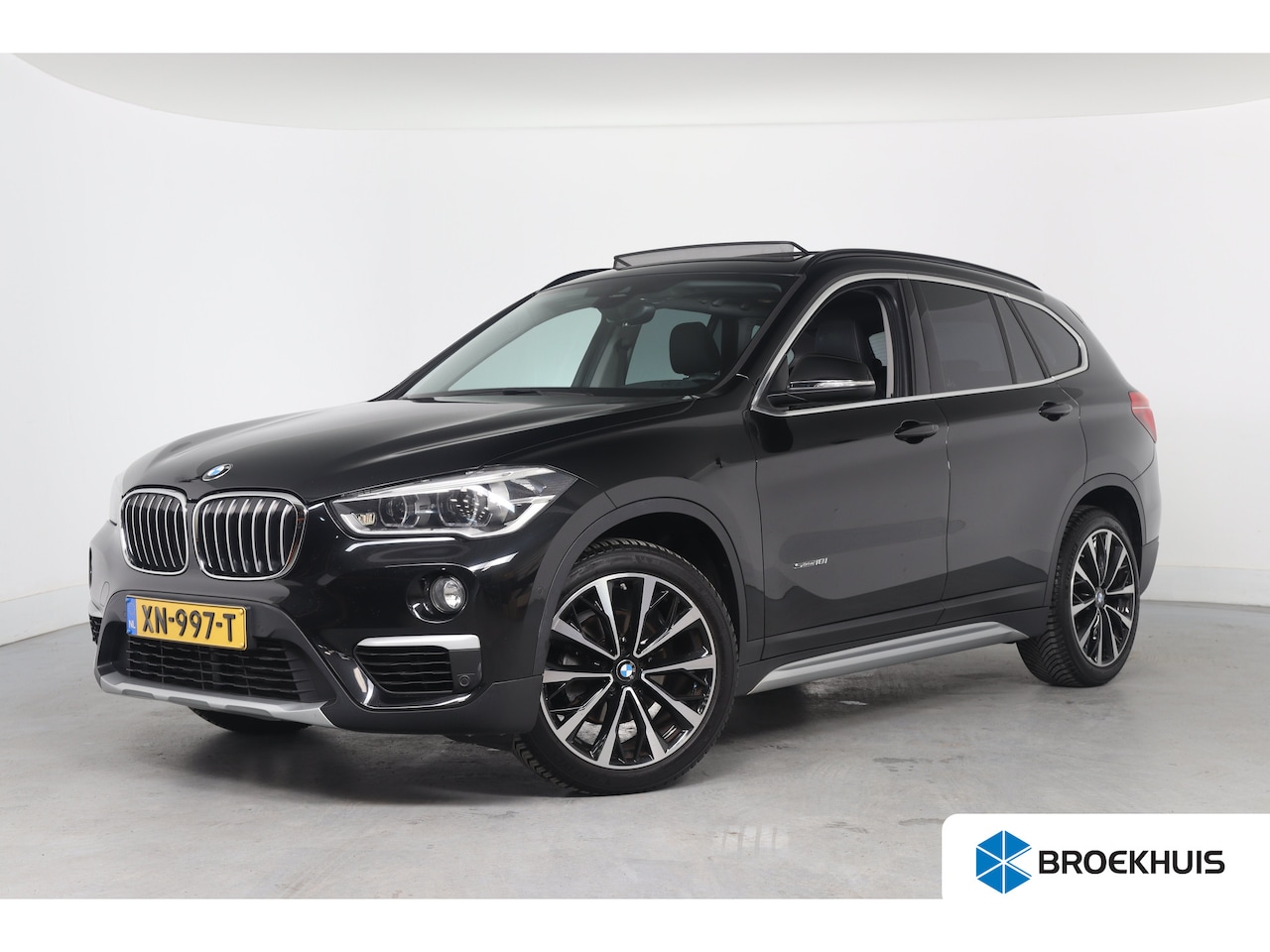 BMW X1 - sDrive18i High Executive Automaat | Navigatie | Panorama dak | Climate control | Stoelverw - AutoWereld.nl