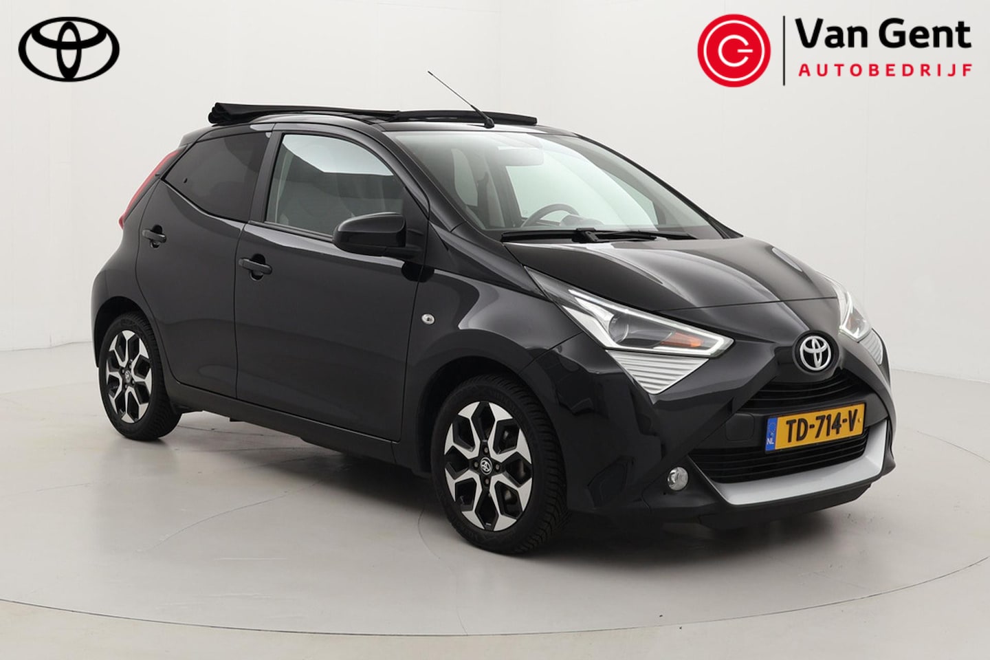 Toyota Aygo - 1.0 VVT-i x-first | Elektrisch vouwdak | Apple Carplay / Android Auto | Airco | Camera | 1 - AutoWereld.nl