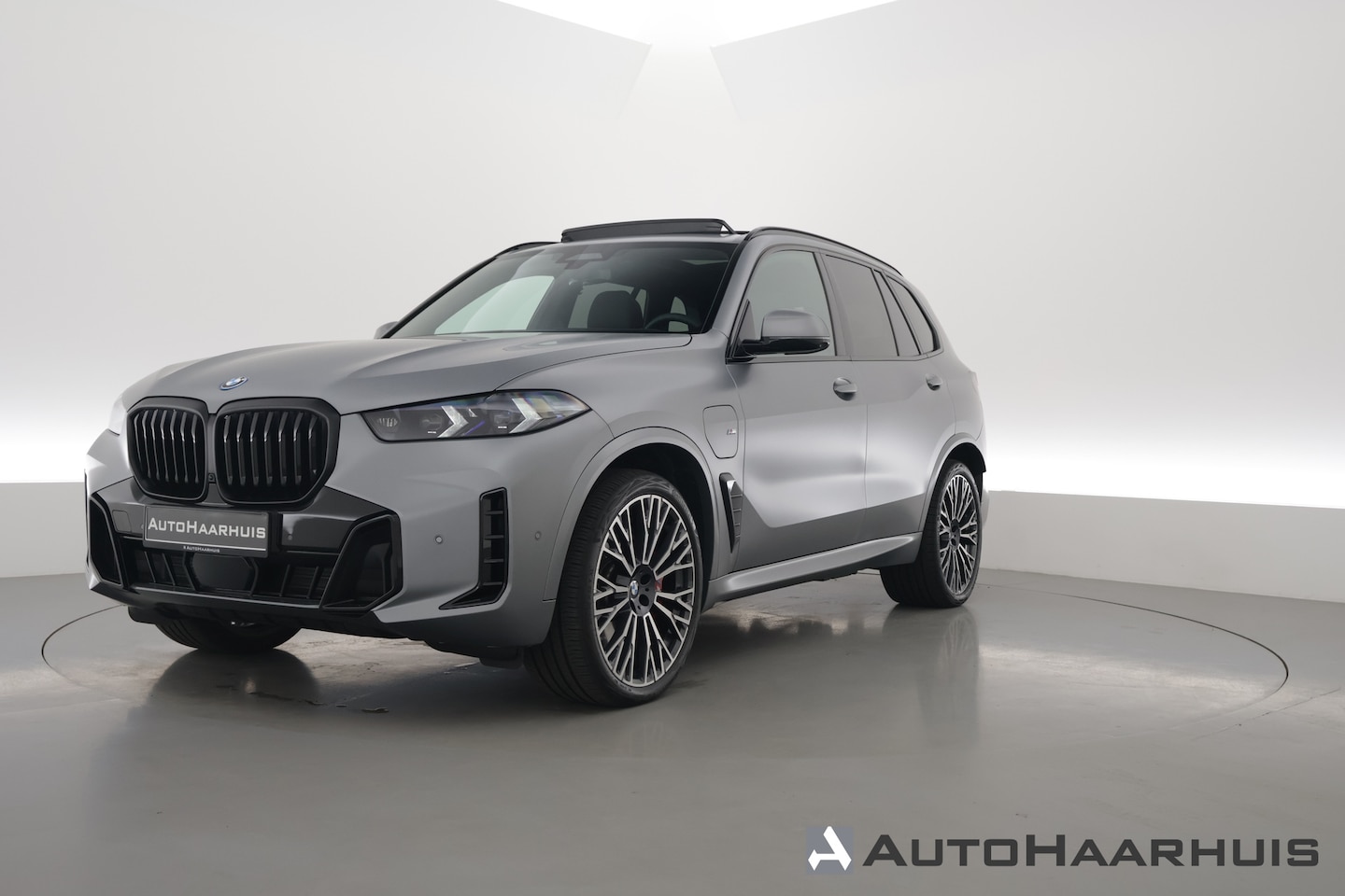 BMW X5 - xDrive50e M Sport Frozen pure Grey | Skylounge | Soft Close | Achterasbesturing | 360cam | - AutoWereld.nl