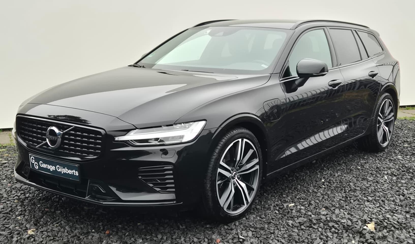 Volvo V60 - 2.0 T8 Recharge AWD R-Design Lighting – Harman Kardon Audio - Park Assist Pack - 19" LM - - AutoWereld.nl