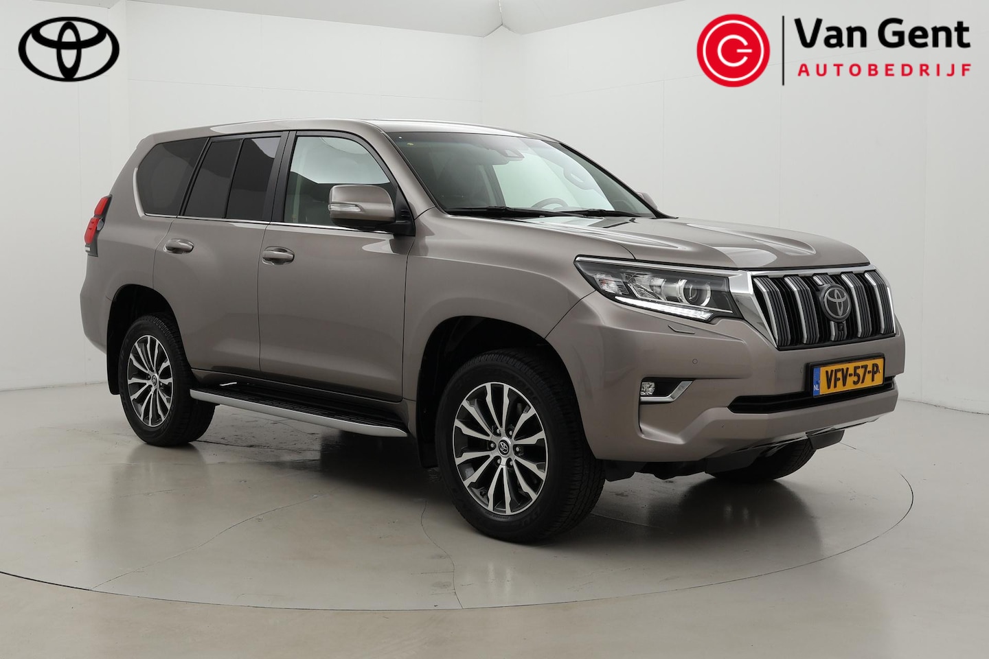 Toyota Land Cruiser - 2.8 D-4D-F Executive Standard Roof Window Van | Sunroof | Trekhaak | Stoelverwarming/-vent - AutoWereld.nl