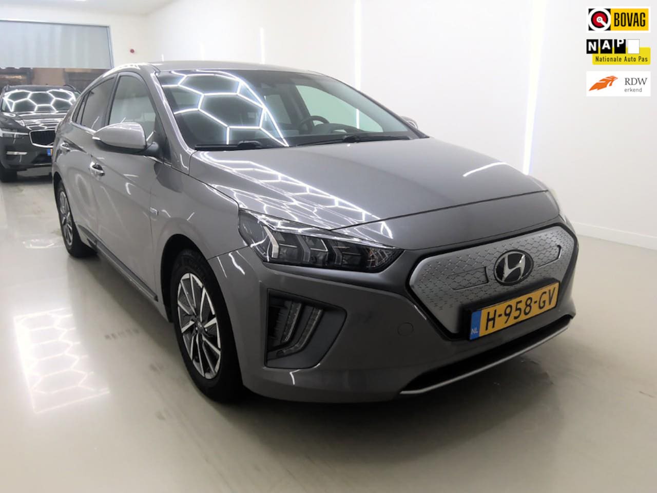 Hyundai IONIQ - Comfort EV 38 kWh+Led+navigatie+camera+parkeer-Hulp SOH 100% actieradius = 300KM ! - AutoWereld.nl