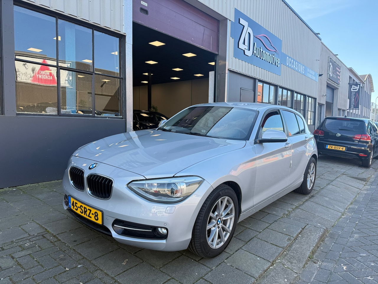 BMW 1-serie - 118i Business Aut Xenon Led koppaking - AutoWereld.nl