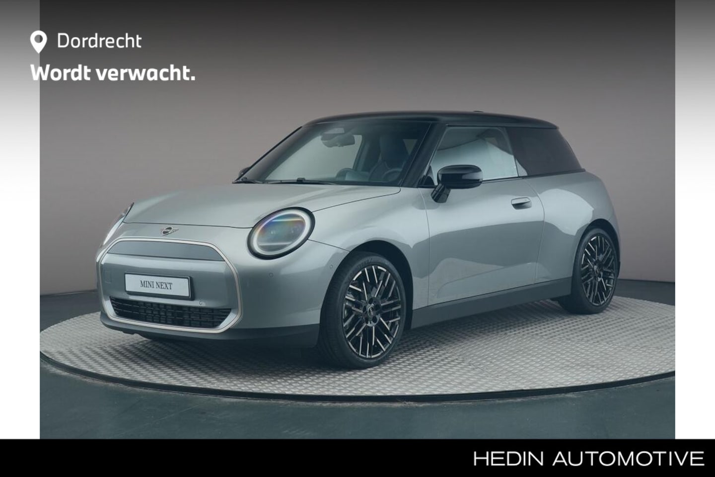 MINI Mini-Electric - Cooper E Favoured M 40.7 kWh | Panoramadak | Head-Up Display | Adaptive LED | Stoel/stuurv - AutoWereld.nl