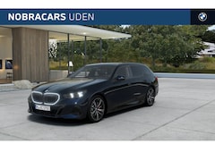BMW 5-serie Touring - 530e M Sport Automaat / Panoramadak / Trekhaak / Parking Assistant Plus / Adaptieve LED /