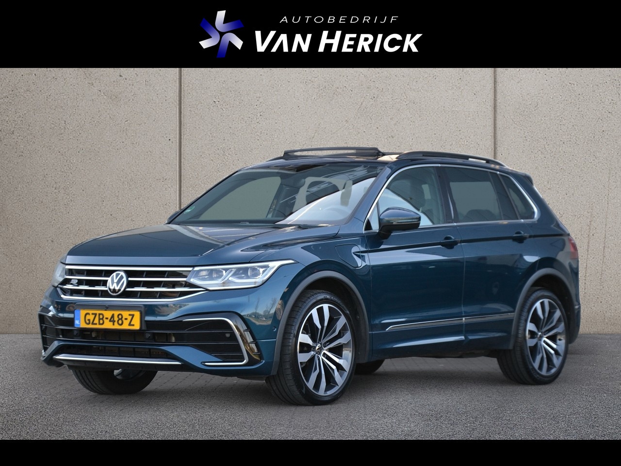 Volkswagen Tiguan - 1.4 TSI eHybrid R-Line Business+ | Panoramadak | Keyless | Head-Up | Winterpakket - AutoWereld.nl