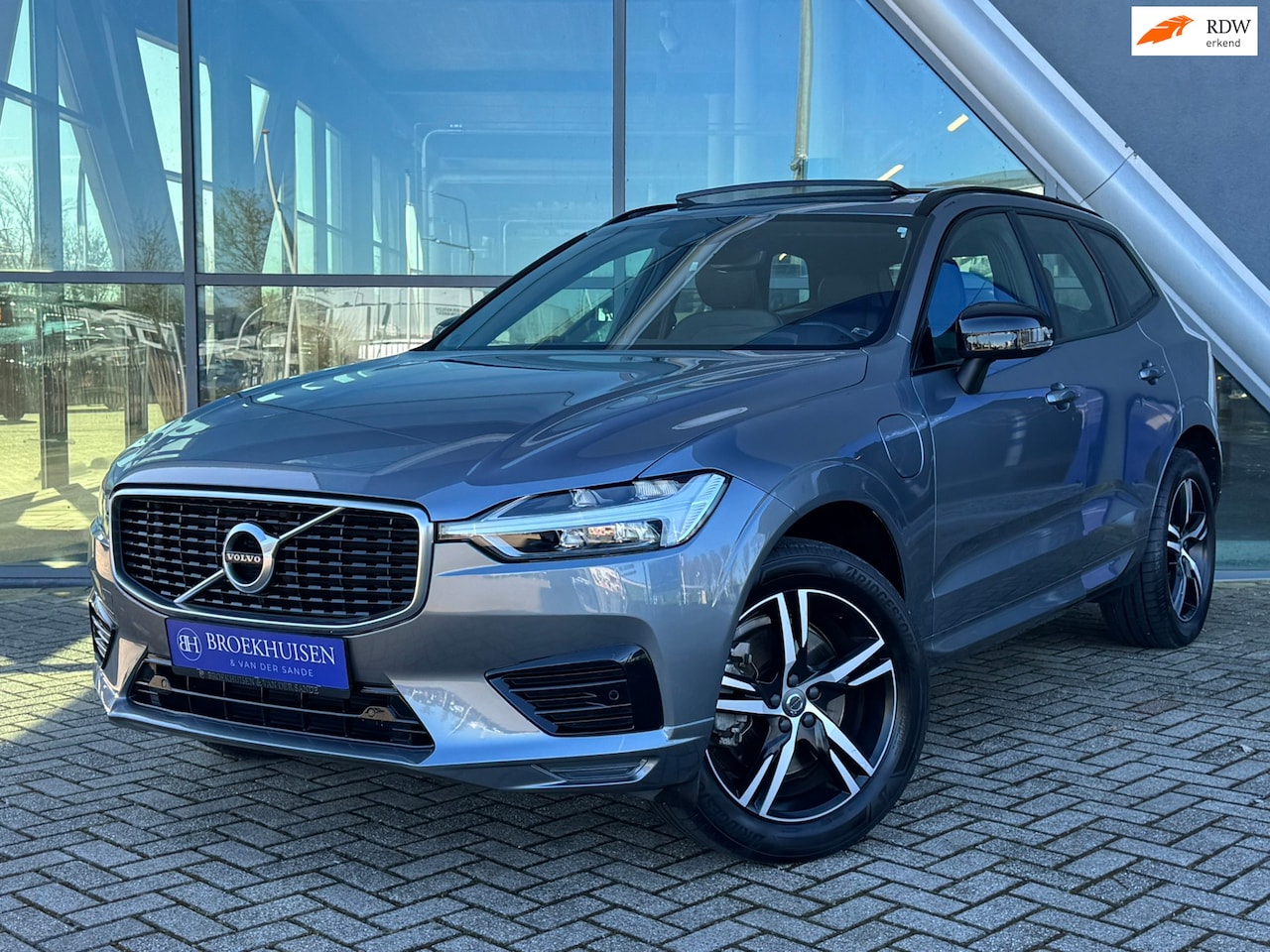 Volvo XC60 - 2.0 Recharge T8 AWD R-Design 398pk Panoramadak / Camera / Harman Kardon Audio - AutoWereld.nl