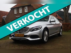 Mercedes-Benz C-klasse - 180 Premium Plus Aut. | Stoelverwarmd | Dodehoek | Lederen Dashboard | 55.000KM | Sportsto