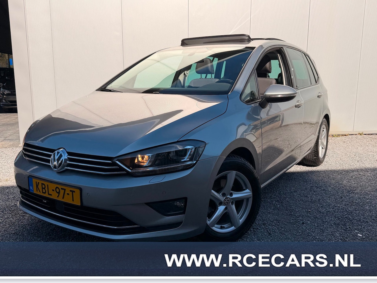 Volkswagen Golf Sportsvan - 1.4 TSI Highline Allstar Pano opendak ACC Stoelverw Trekhaak inklapbaar Clima PDC Xenon - AutoWereld.nl