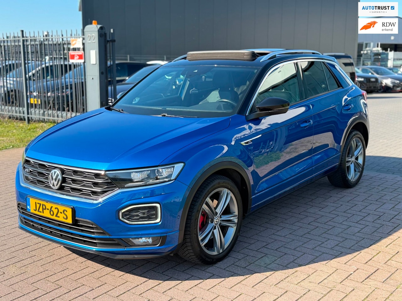 Volkswagen T-Roc - 1.5 TSI R-Line 150PK DSG 2019 Pano Camera Blauw - AutoWereld.nl
