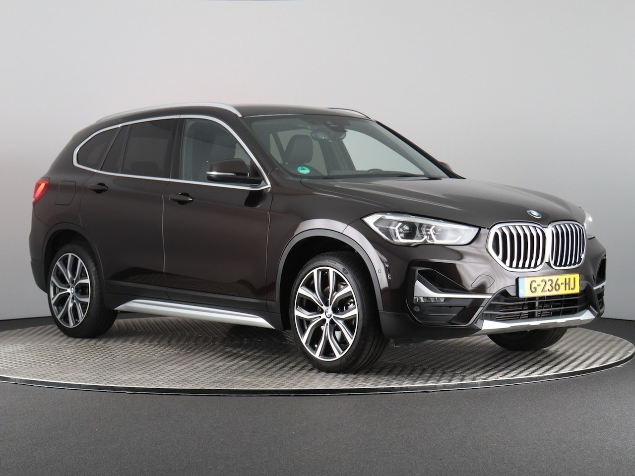 BMW X1 - sDrive20i VDL Nedcar Edition (Afn. Trekhaak / Camera / Navi Pro / Head Up / 19'') - AutoWereld.nl